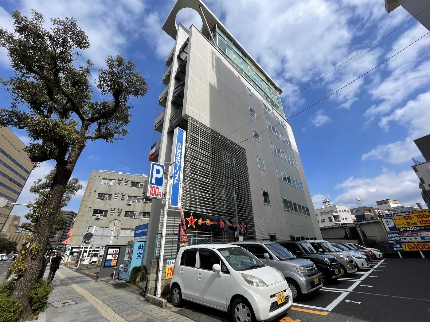 ULuLuが入るクリスタルビルの外観
